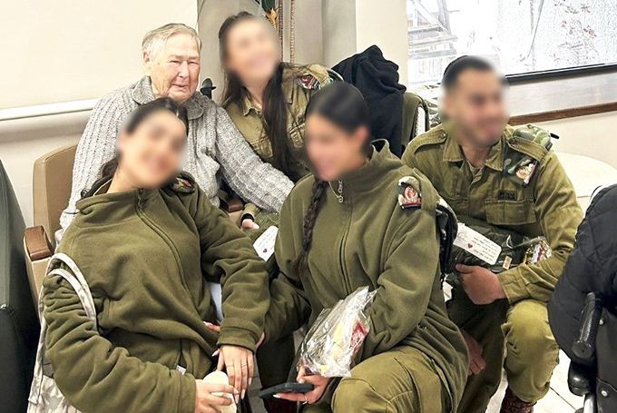 האזרחים הוותיקים מצדיעים לחיילי חטיבת כפיר